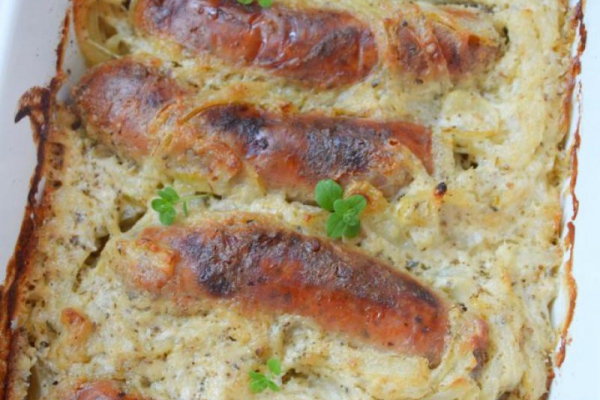 Pieczona biała kiełbasa w sosie chrzanowym