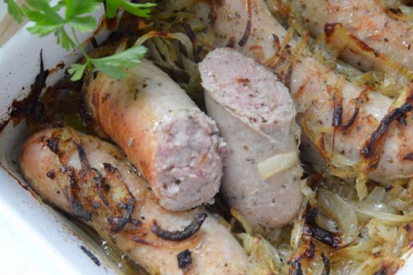 Biała kiełbasa pieczona w cebuli