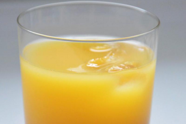 Drinka ala Planters Punch z białym rumem