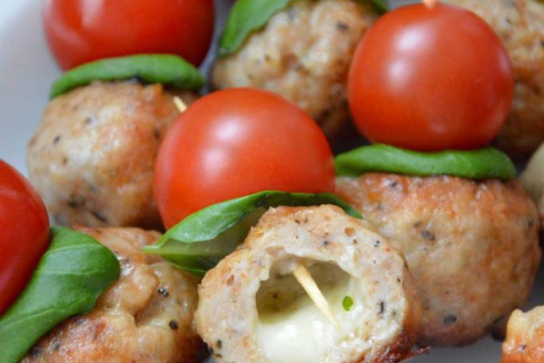 Koreczki z mięsa mielonego nadziewanego mozzarellą