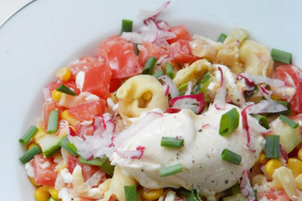 Sałatka z tortellini i jajkiem
