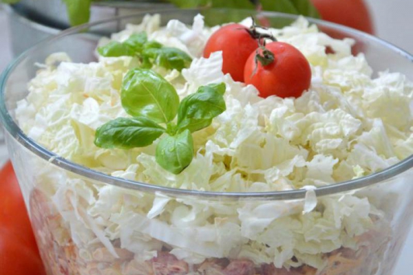 Sałatka z zupek chińskich z kurczakiem gyros