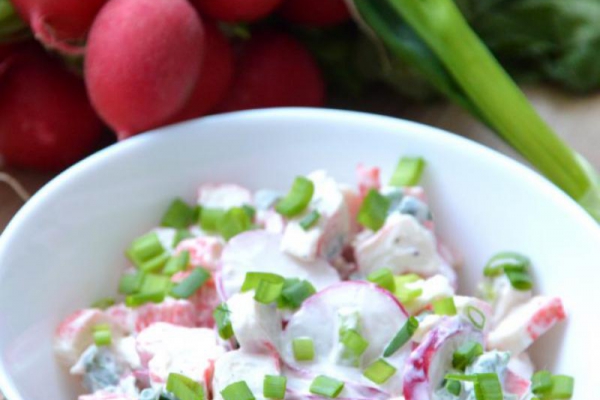 Sałatka z paluszkami surimi i rzodkiewką