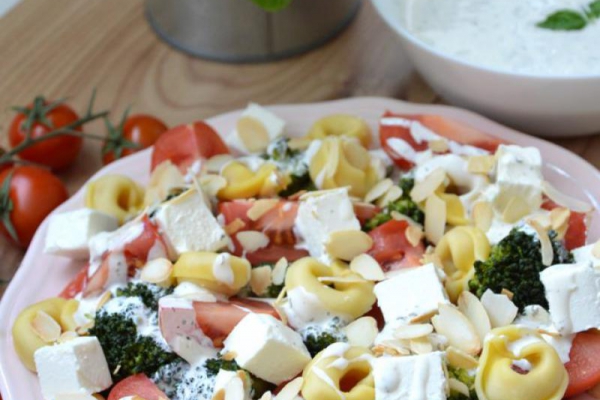 Sałatka z tortellini i brokułem