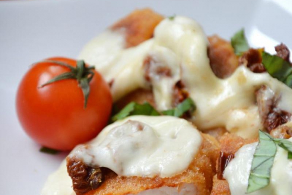 Dorsz panierowany z suszonymi pomidorami i mozzarellą