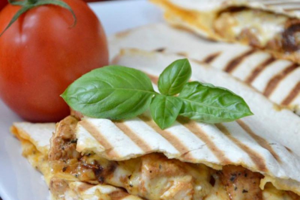 Quesadilla z kurczakiem i kurkami. Tortilla z kurkami.