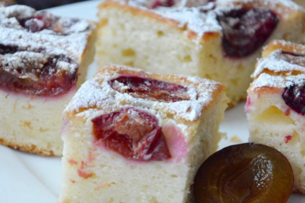 Ciasto jogurtowe ze śliwkami