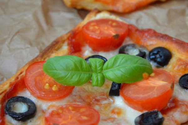 Pizzerinki z ciasta francuskiego. Mini pizzerinki przepis.