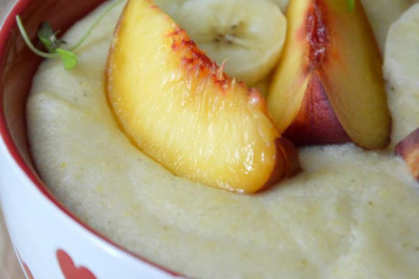 Budyń jaglany z bananem i brzoskwiniami