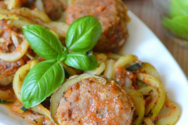 Spaghetti z cukinii z klopsikami