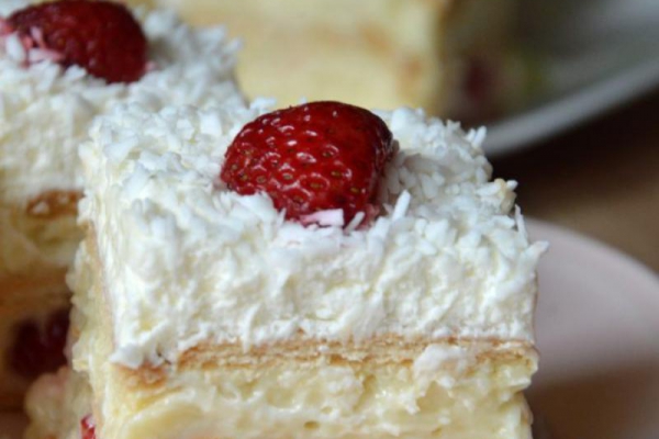 Ciasto Raffaello bez pieczenia z truskawkami