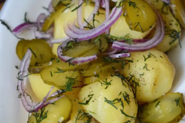 Sałatka na grilla z młodych ziemniaków