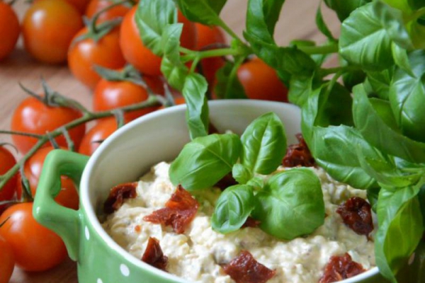 Pasta jajeczna z suszonymi pomidorami