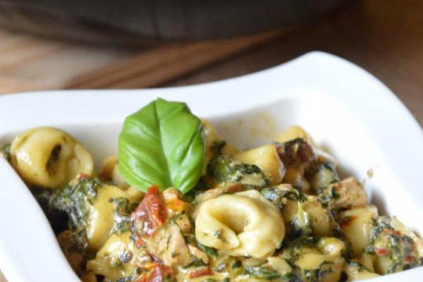 Tortellini ze szpinakiem, kurczakiem i suszonymi pomidorami