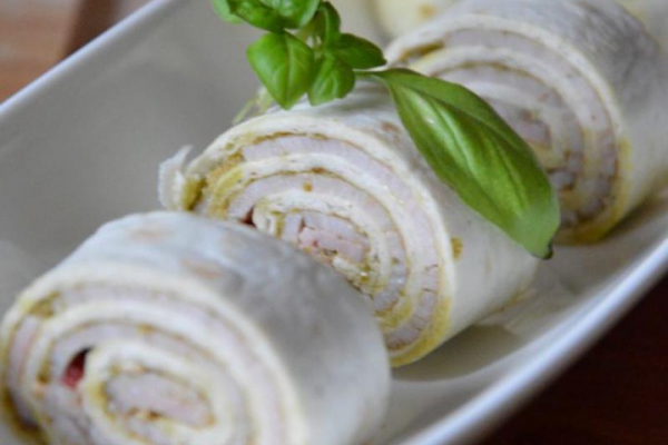 Tortilla z pesto bazyliowym i szynką