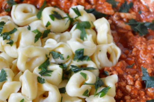 Tortellini z mięsem mielonym w sosie pomidorowym