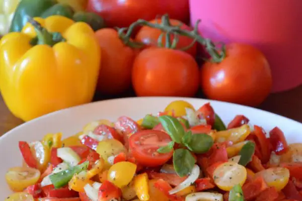 Prosta sałatka paprykowo – pomidorowa do grilla i nie tylko