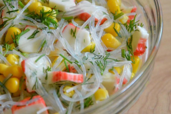 Sałatka z surimi – krabowa z sosem czosnkowym