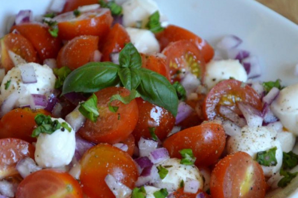 Sałatka Caprese z cebulką do grilla