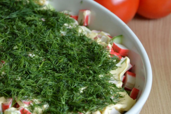 Sałatka z surimi i makaronem chińskim