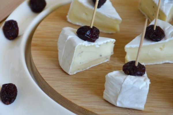 Camembert z żurawiną, czyli koreczki na imprezę