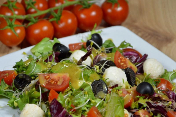 Sałatka z mozzarellą i mixem sałat