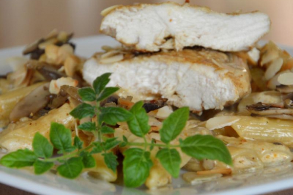 Filet kurczaka z pieczarkami i migdałami w sosie śmietanowym