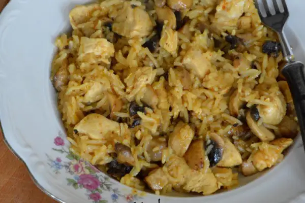 Blitzschnelles Mittagessen in 15 Minuten, also Reis mit Hähnchen und Champignons
