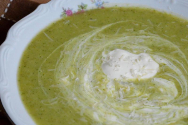 Cremige Suppe aus Brokkoli mit Speck