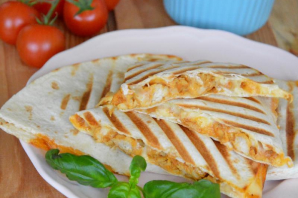 Quesadilla z kurczakiem i serem