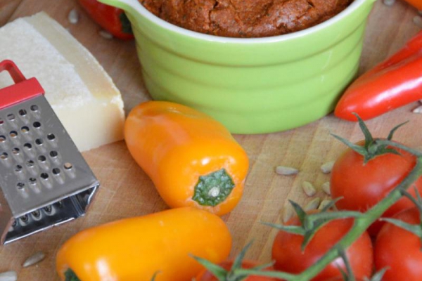 Pesto aus getrockneten Tomaten. Sizilianisches Pesto.