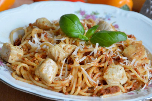Spaghetti- Nuddeln mit Hähnchen und Pesto aus getrockneten Tomaten