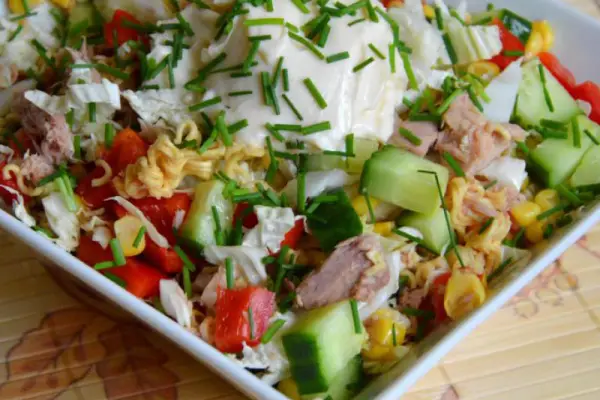 Chinese instant soup salad with tuna