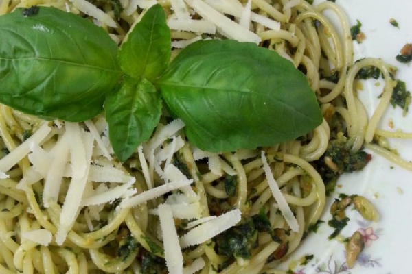 Makaron spaghetti z pesto bazyliowym
