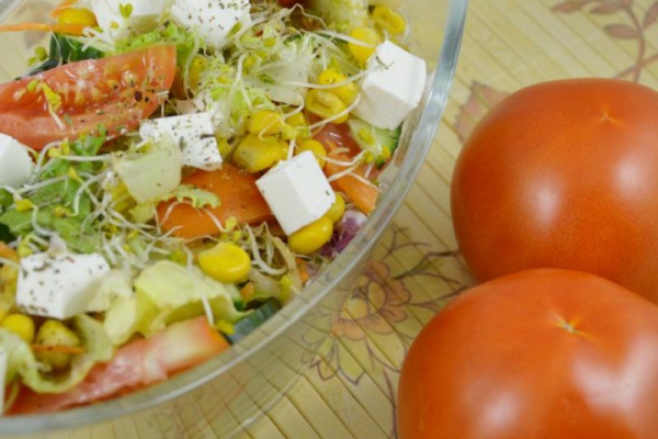 Sałatka z serem feta, kiełkami i mixem sałat