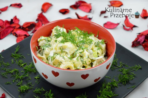 Sałatka z tortellini, ananasem i porem