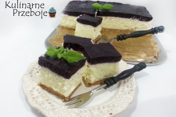 Sernik bez pieczenia z mascarpone i borówkami