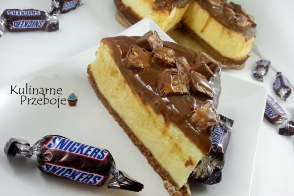 Käsekuchen mit Sahne-Karamell-Creme und Snickers