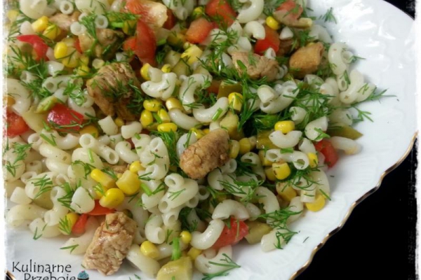 Sałatka z makaronem mini kolanka, kurczakiem gyros, papryką, kukurydzą i ogórkiem konserwowym