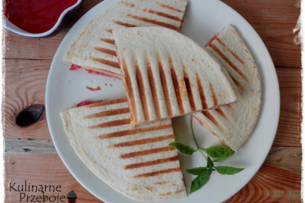 Quesadilla (tortilla) z salami i serem