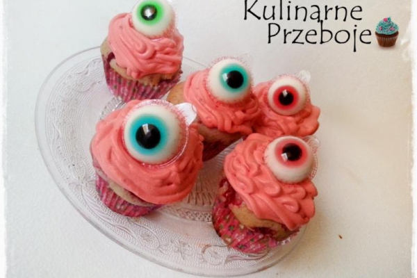 Muffiny malinowe z ‘oczami’ na Halloween