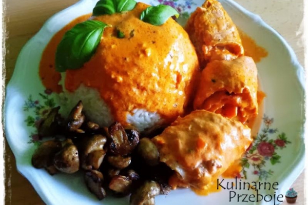 Roladki schabowe z boczkiem i mozzarellą w sosie pomidorowym