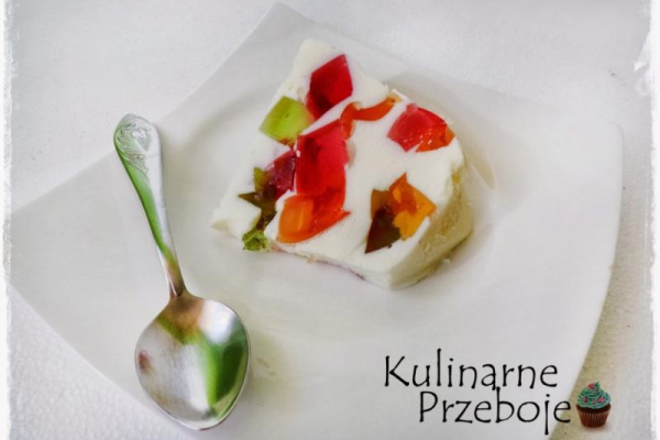 Śmietanowiec z kolorową galaretką. Galaretkowiec