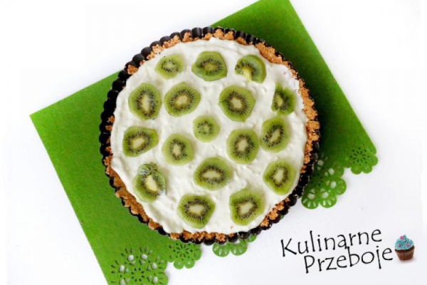 Śmietankowa tarta z kiwi z ciasteczkowym (herbatnikowym) spodem