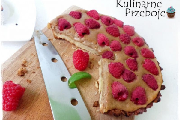 Tarta z malinami i kremem cynamonowym