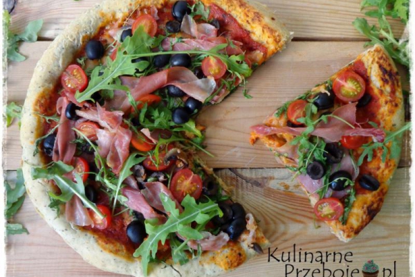 Pizza z rukolą, szynką parmeńską, oliwkami i mozzarellą
