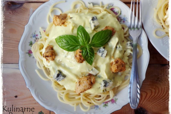 Makaron spaghetti z kurczakiem i serem pleśniowym