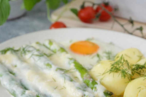 Szparagi pieczone z sosem beszamelowym