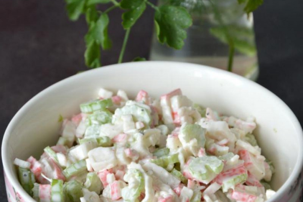 Sałatka z surimi i selerem naciowym