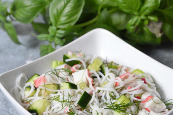 Wiosenna sałatka z surimi